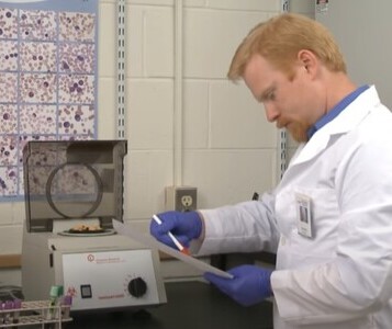 Клиника лечения наркозависимости в Ржеве Врач в кабинете клиники